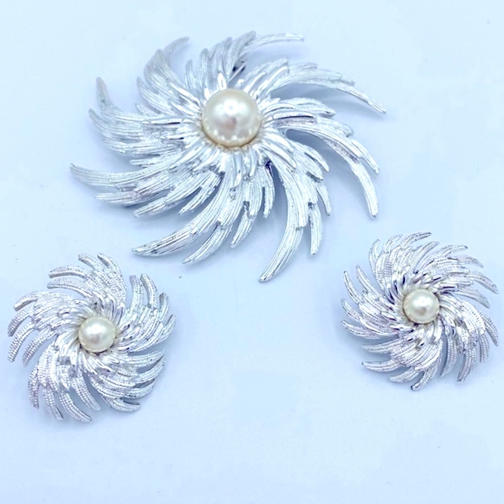 Sarah Coventry Swirl Brooch “Book Piece” Hurricane Simulated Pearl Rhodium Set